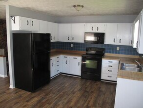 195 Joe Hale Dr in Johnson City, TN - Building Photo - Building Photo