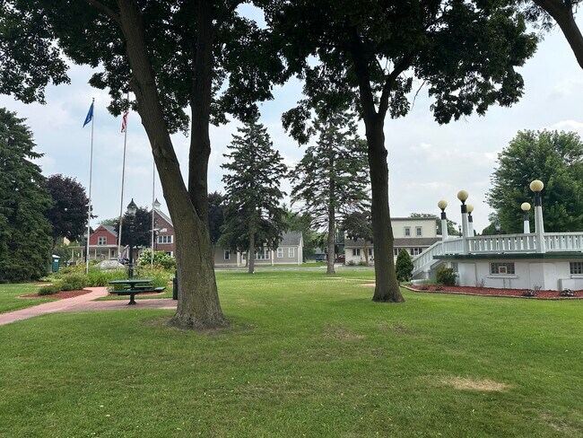 275 E Green Bay Ave in Saukville, WI - Building Photo - Building Photo