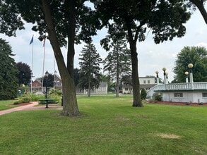 275 E Green Bay Ave, Unit 275 in Saukville, WI - Foto de edificio - Building Photo