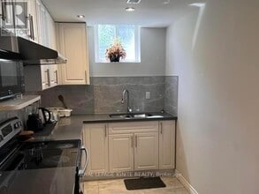 110 Pantomine Blvd in Brampton, ON - Building Photo - Building Photo