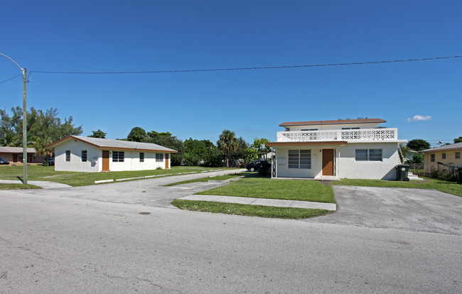 317-325 NW 40th St in Oakland Park, FL - Building Photo - Building Photo