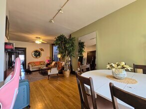 1038 W Roscoe St, Unit 3 in Chicago, IL - Building Photo - Building Photo