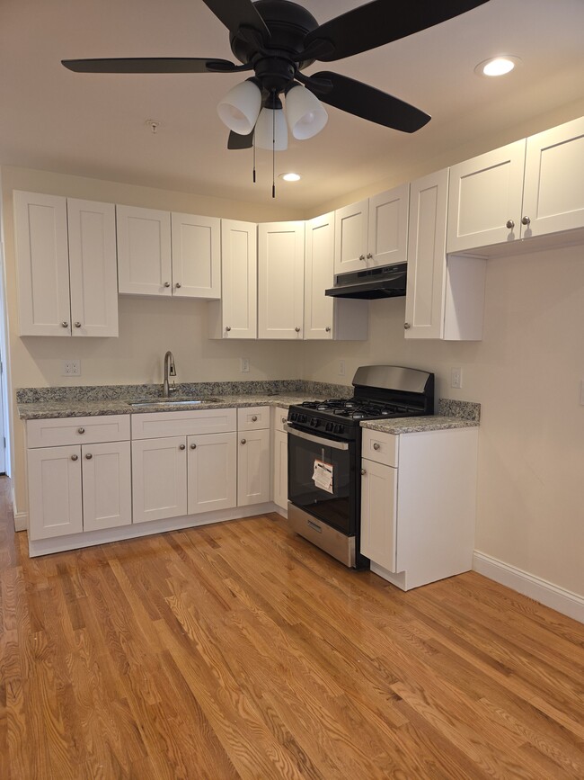 49 Woodcliff St, Unit 3 in Boston, MA - Foto de edificio - Building Photo