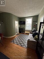 51 Queen St E in Brampton, ON - Building Photo