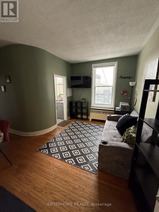 51 Queen St E in Brampton, ON - Building Photo