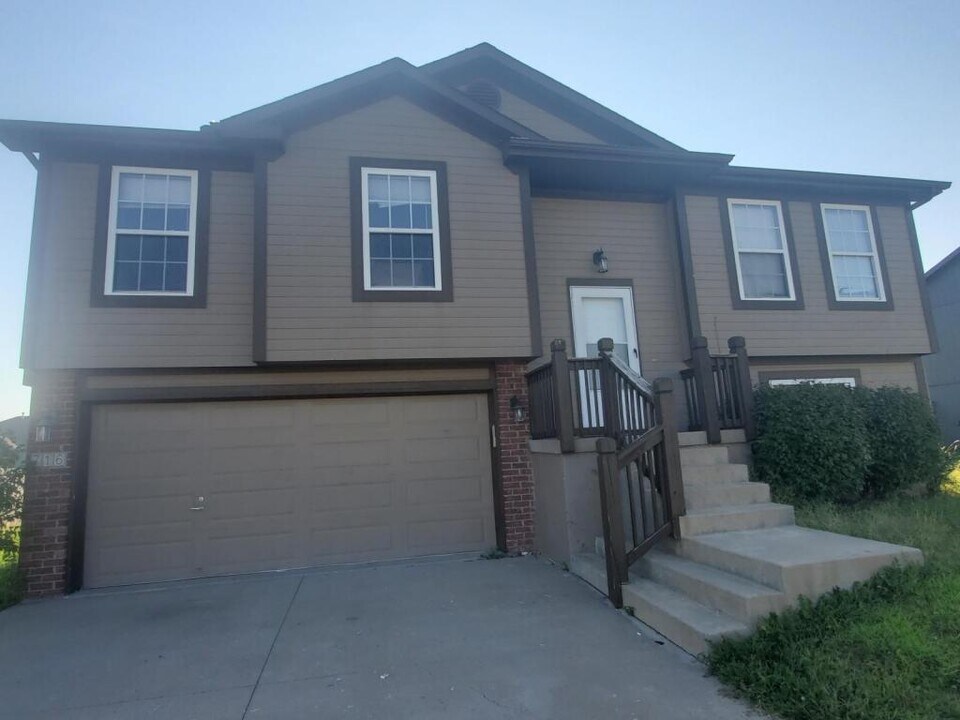 716 SW Tisha Ln in Grain Valley, MO - Building Photo