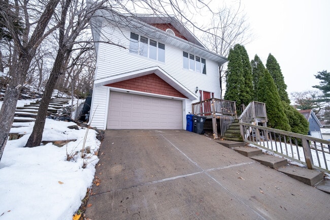 property at 1528 Desoto St