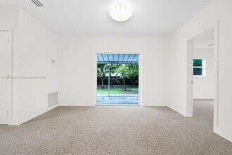 341 NW 43rd St in Miami, FL - Foto de edificio - Building Photo