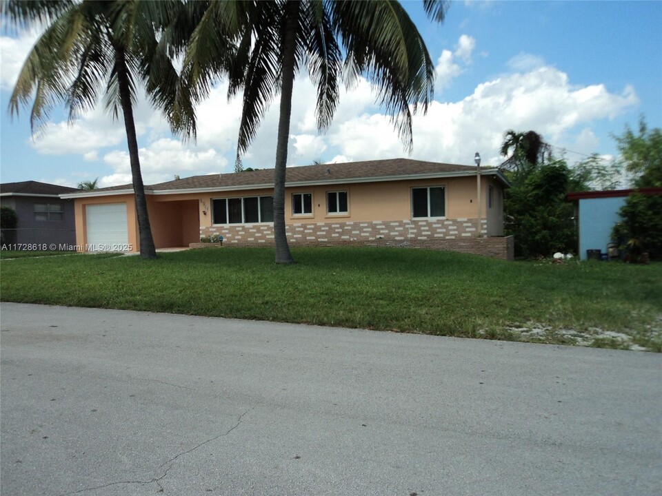 2611 Rodman St in Hollywood, FL - Building Photo