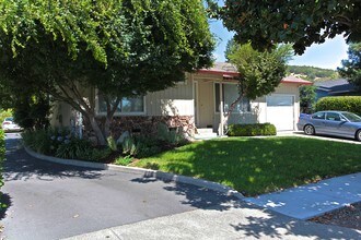 558 Mariano Dr in Sonoma, CA - Foto de edificio - Building Photo