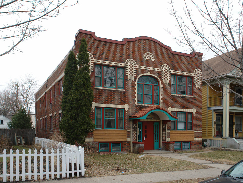 2621 Pleasant Ave S in Minneapolis, MN - Building Photo