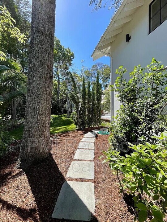 101 Acacia Ln in Redwood City, CA - Building Photo