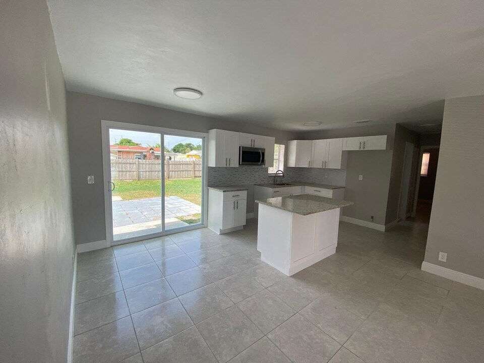 2021 Wellington Rd in West Palm Beach, FL - Building Photo