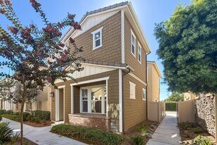 210 W Tribella Ct in Santa Ana, CA - Building Photo