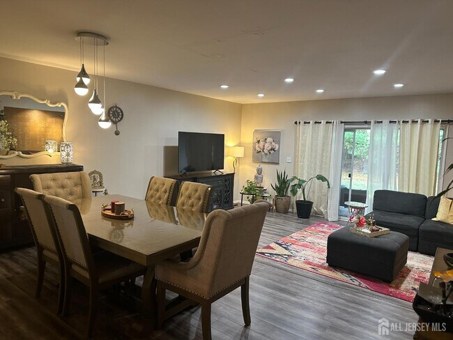 10 Albury Way in North Brunswick, NJ - Building Photo - Building Photo