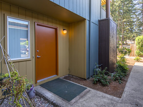 Rocky Bluff in Gladstone, OR - Building Photo - Building Photo