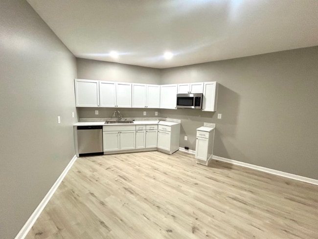 576 E Fall Creek Pkwy N Dr in Indianapolis, IN - Building Photo - Building Photo