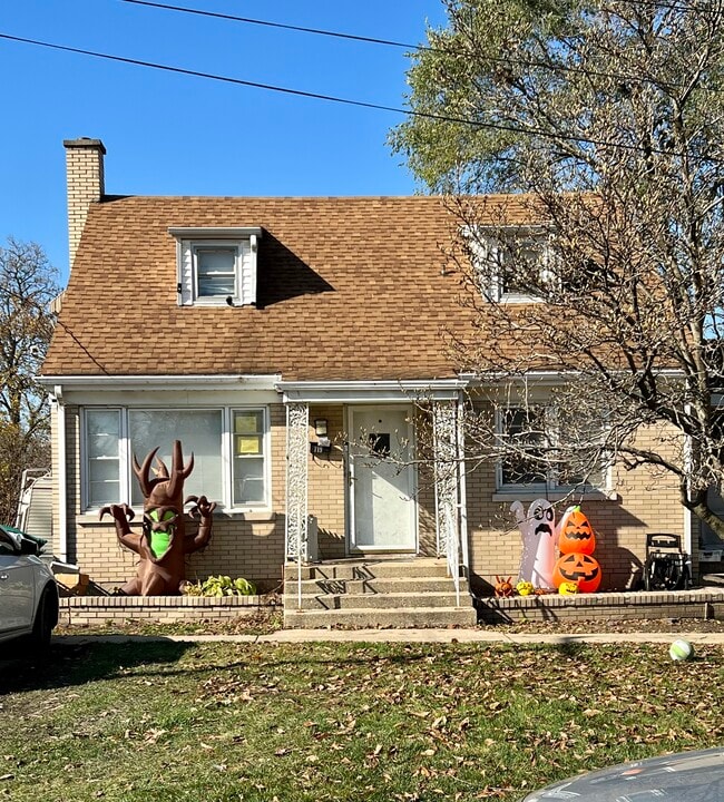 719 S Jefferson St, Unit 1st w walk out basement