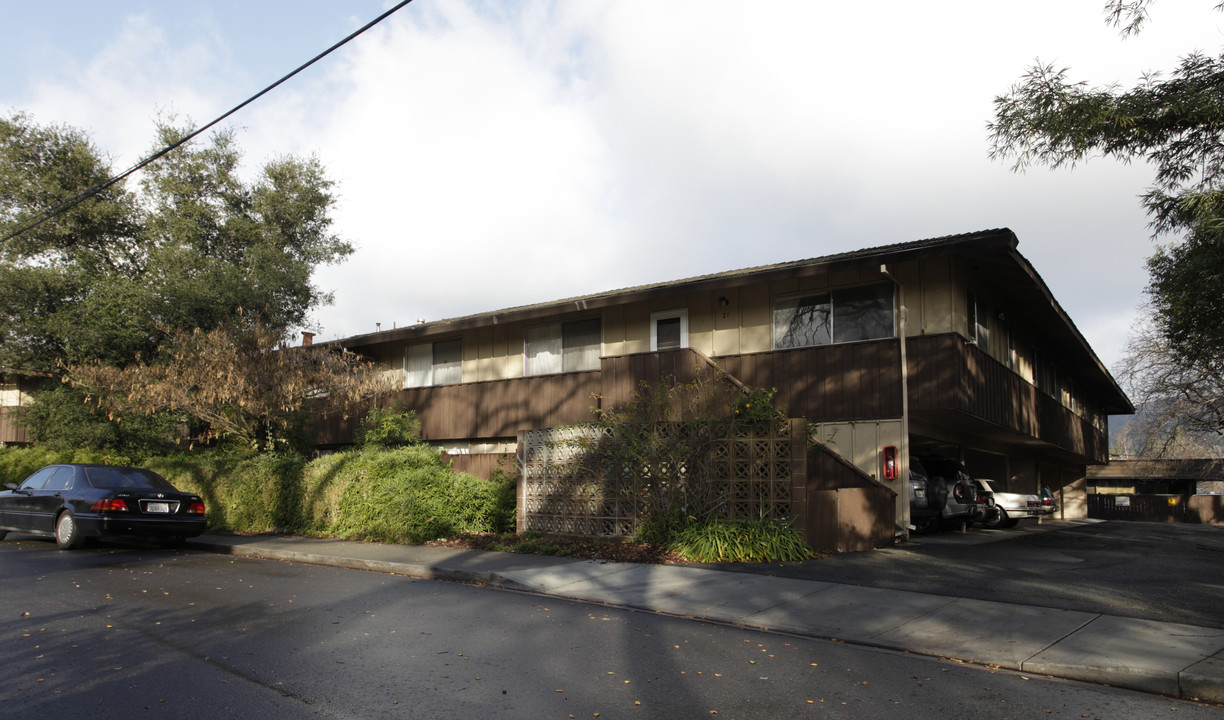 858 Rosedale Ave in Lafayette, CA - Foto de edificio