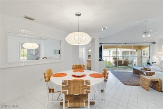 1044 Woodshire Ln in Naples, FL - Foto de edificio - Building Photo