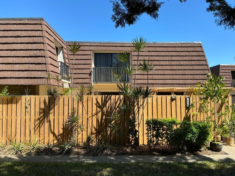 2210 22nd Ln in Palm Beach Gardens, FL - Building Photo