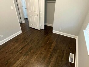 5307 Crestside Ln in St. Louis, MO - Foto de edificio - Building Photo