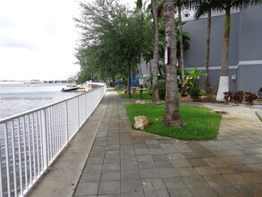 5091 NW 7th St in Miami, FL - Foto de edificio - Building Photo