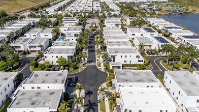 9791 NW 75th St in Doral, FL - Foto de edificio - Building Photo