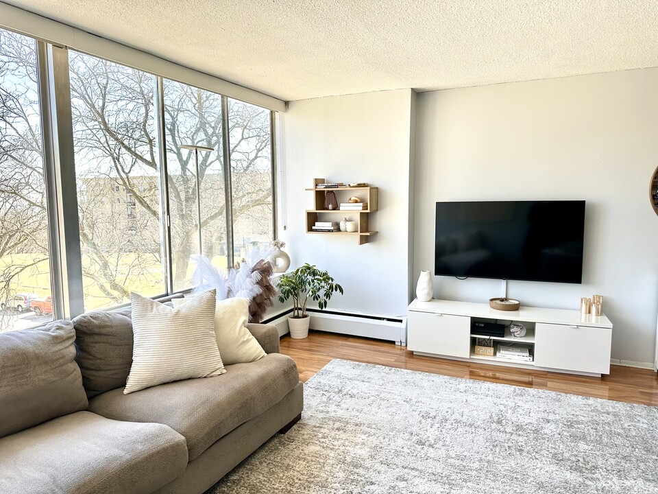 1409 N Prospect Ave, Unit 402 in Milwaukee, WI - Foto de edificio