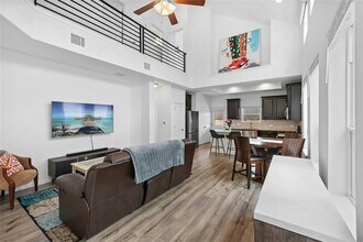10813 Sentinel Dr in Austin, TX - Building Photo - Building Photo
