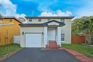 5789 Woodland Point Dr in Tamarac, FL - Building Photo