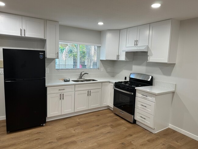 1132 255th St, Unit 4 in Harbor City, CA - Foto de edificio - Building Photo