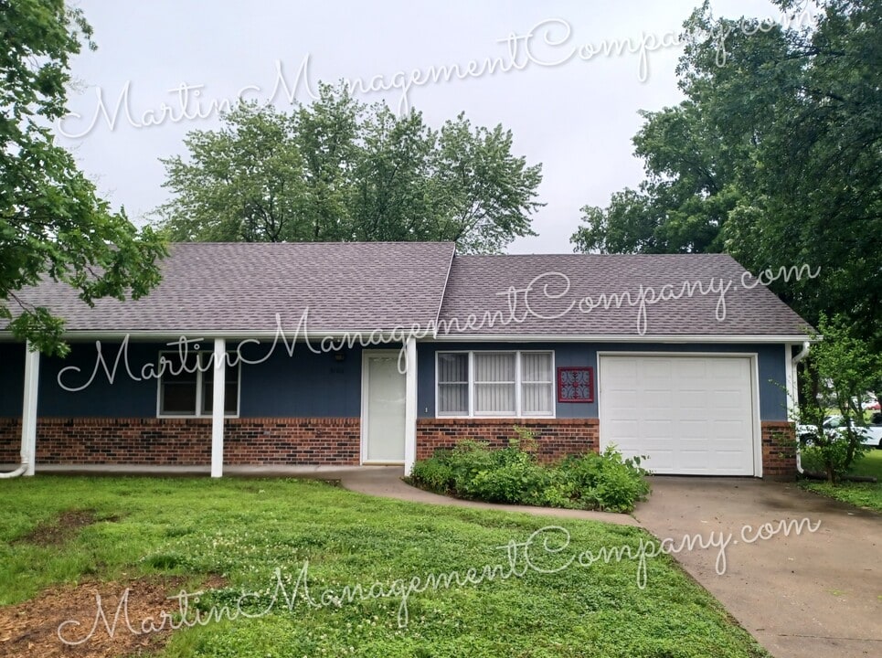 3100 Brooking Park Ave in Sedalia, MO - Building Photo