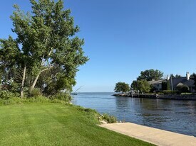 697 Sunset Beach Rd in Suamico, WI - Building Photo