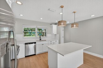 8110 Macoma Dr NE in St. Petersburg, FL - Building Photo - Building Photo