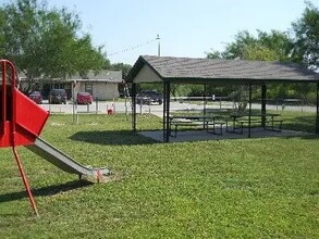 1015 Eli Garza St in Freer, TX - Building Photo - Building Photo