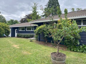 3800 SE Licyntra Ln in Milwaukie, OR - Building Photo - Building Photo