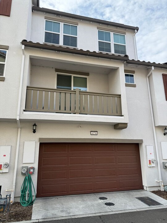 4376 Colmars Walk in Sacramento, CA - Building Photo