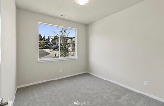 10224 SE 268th Pl in Kent, WA - Building Photo - Building Photo
