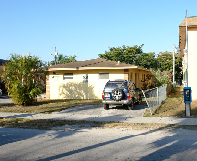 930-938 NW 1st Ave in Homestead, FL - Building Photo - Building Photo