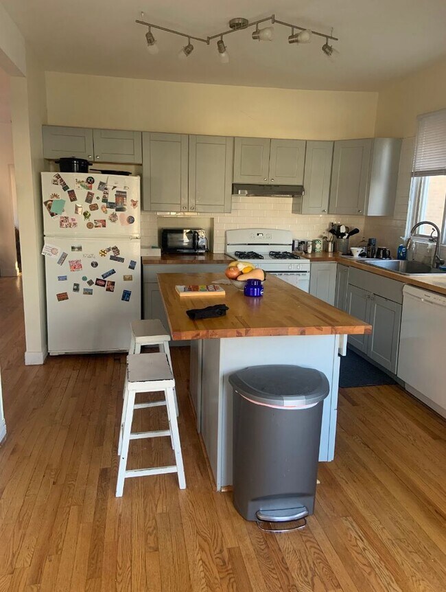 825 Simpson St Rentals in Evanston, IL