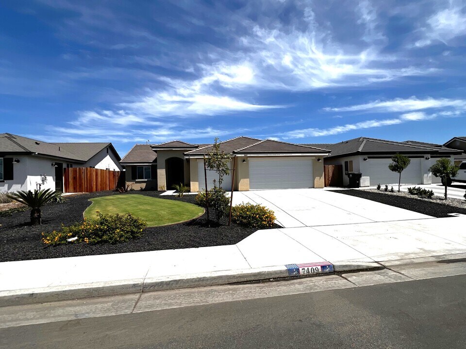 7409 Millers Pt Ln in Bakersfield, CA - Building Photo