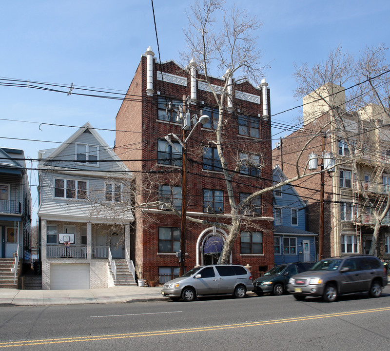 427 KENNEDY Blvd in Bayonne, NJ - Building Photo