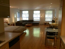8245 Kirkwood Dr in Los Angeles, CA - Building Photo