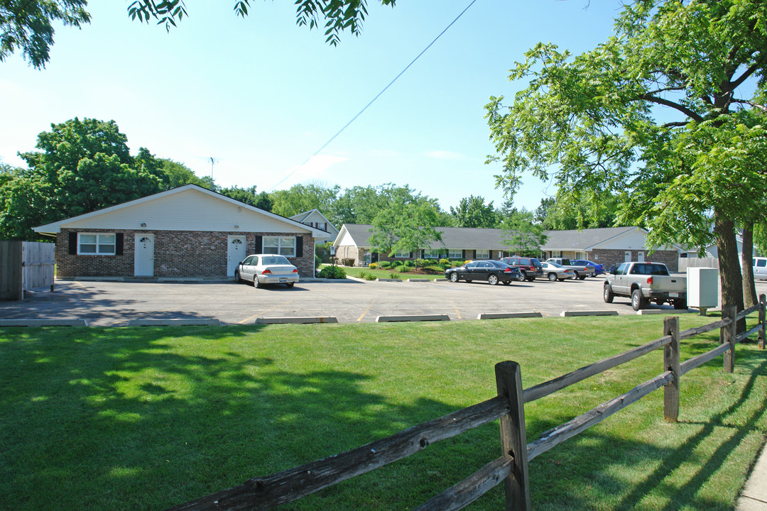 230 S Prospect St in Marengo, IL - Foto de edificio