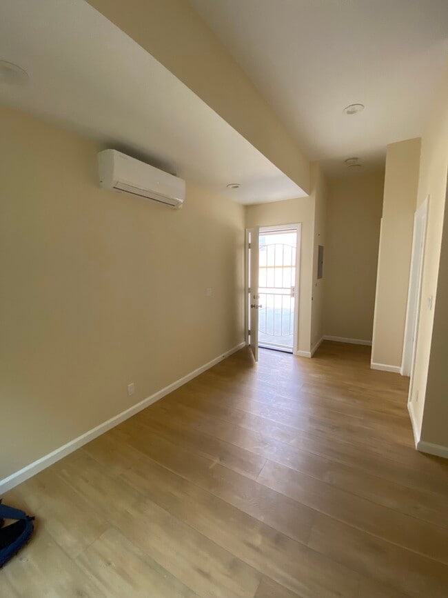 371 Douglas St in Los Angeles, CA - Building Photo - Building Photo