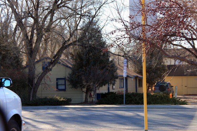 207 N Santa Fe Ave in Fountain, CO - Foto de edificio - Building Photo