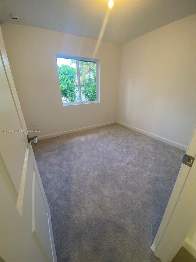 5195 SW 37th St in Pembroke Park, FL - Building Photo - Building Photo