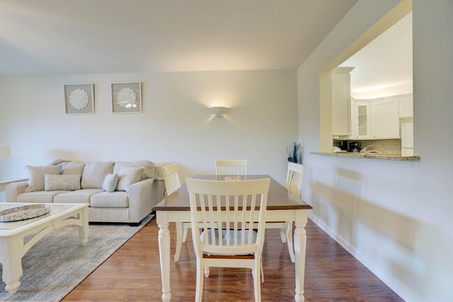 200 Uno Lago Dr in North Palm Beach, FL - Building Photo - Building Photo