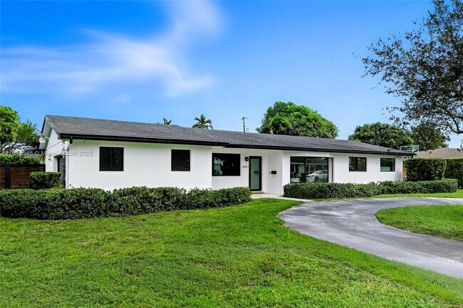 8341 SW 87th Terrace in Miami, FL - Building Photo - Building Photo